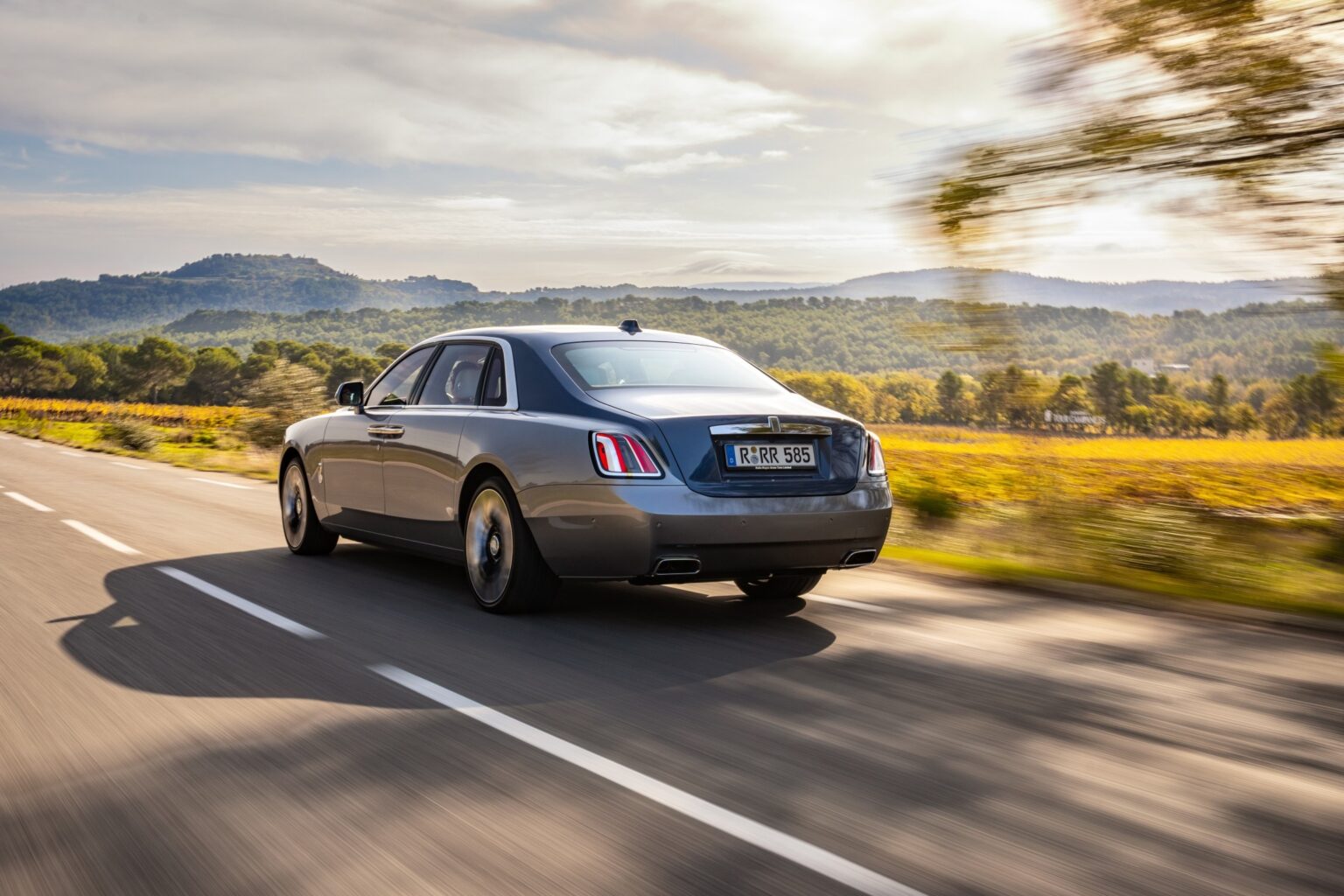 P90583681_lowRes_rolls-royce-ghost-ex