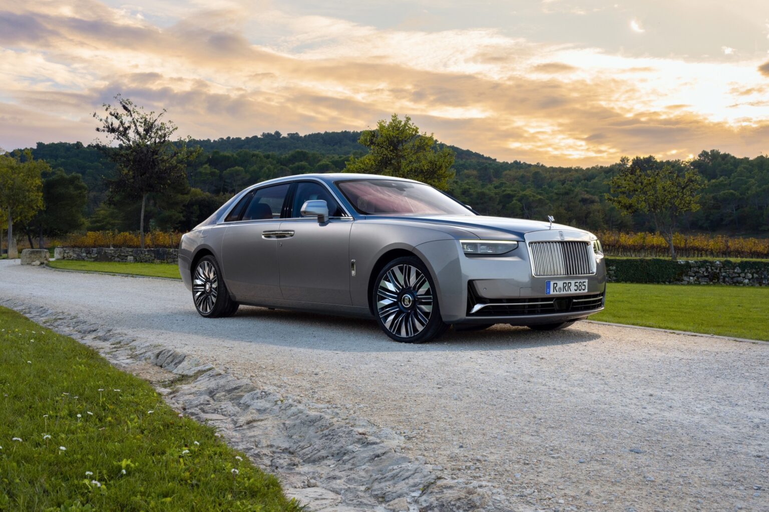 P90583684_lowRes_rolls-royce-ghost-ex