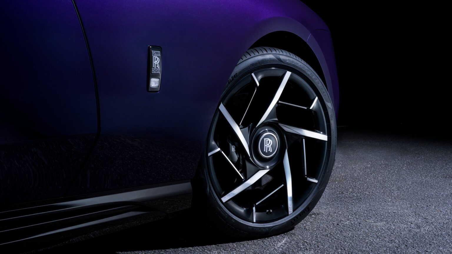P90587829_lowRes_rolls-royce-black-ba