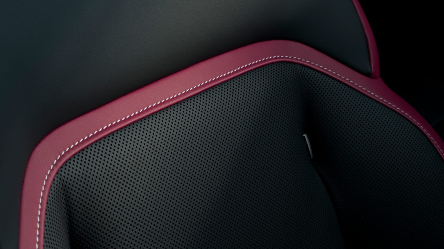 P90587831_lowRes_rolls-royce-black-ba