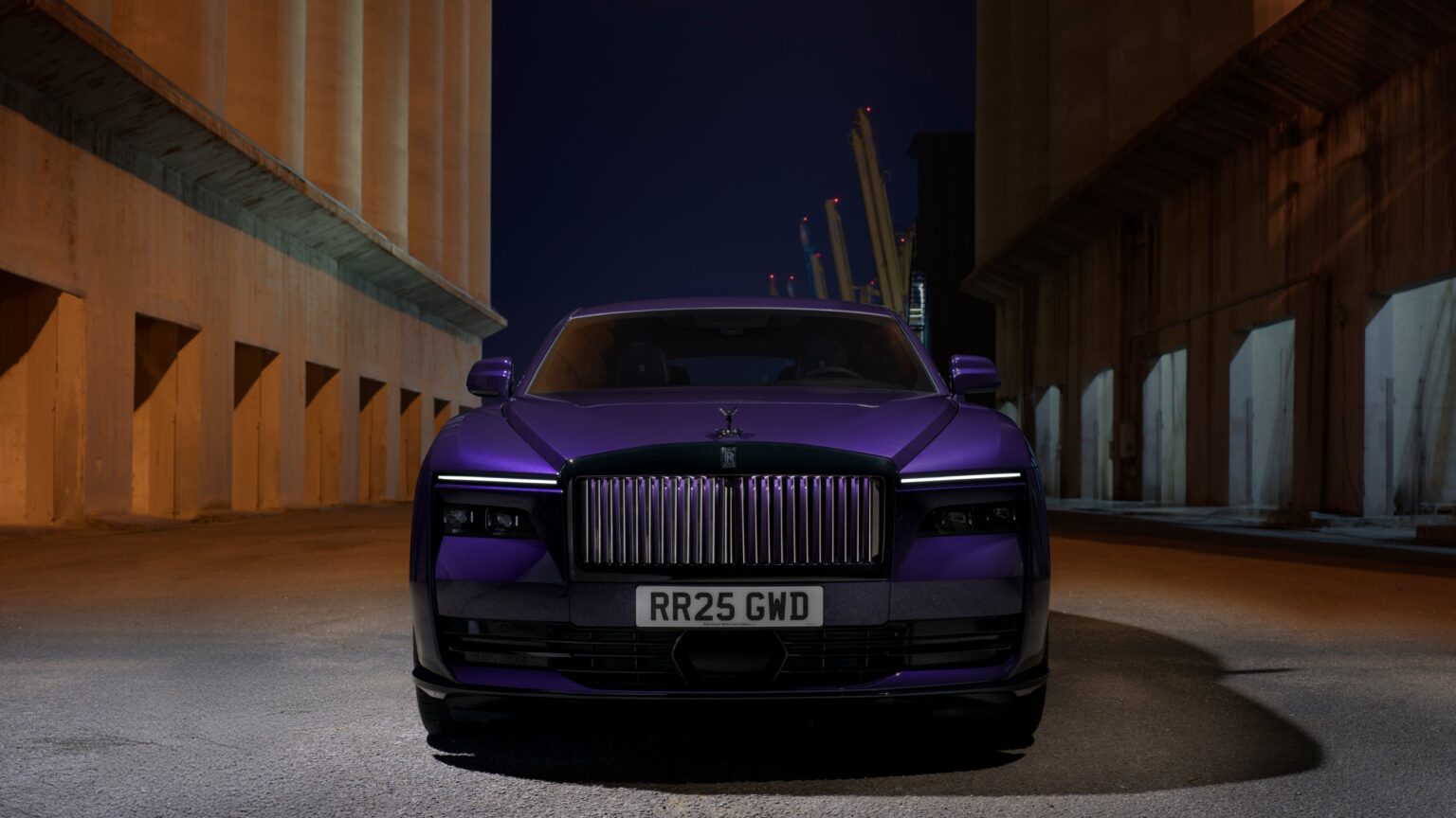 P90587833_lowRes_rolls-royce-black-ba