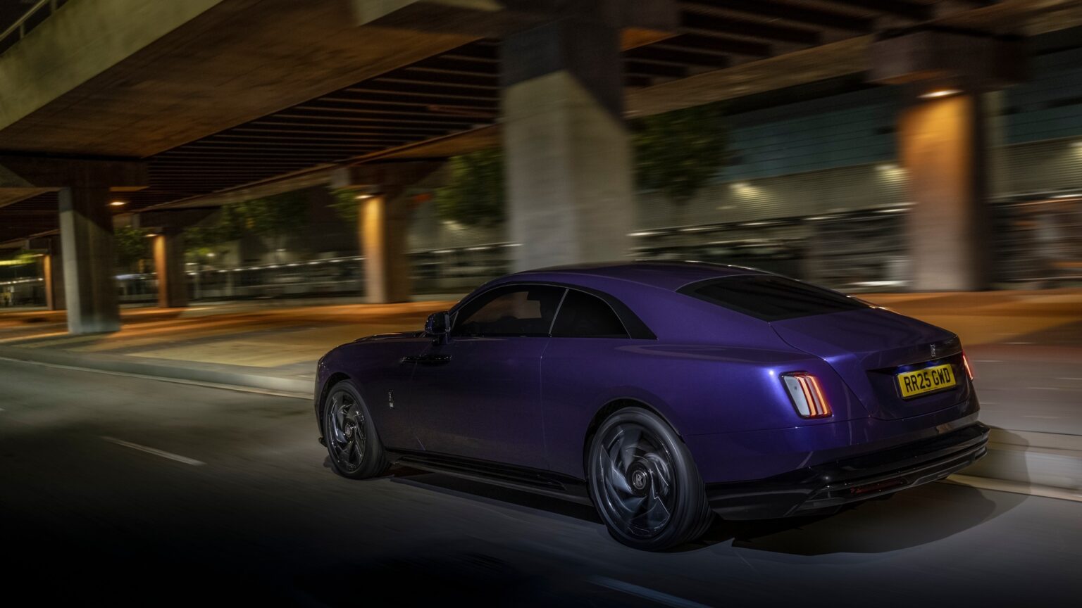 P90587834_lowRes_rolls-royce-black-ba