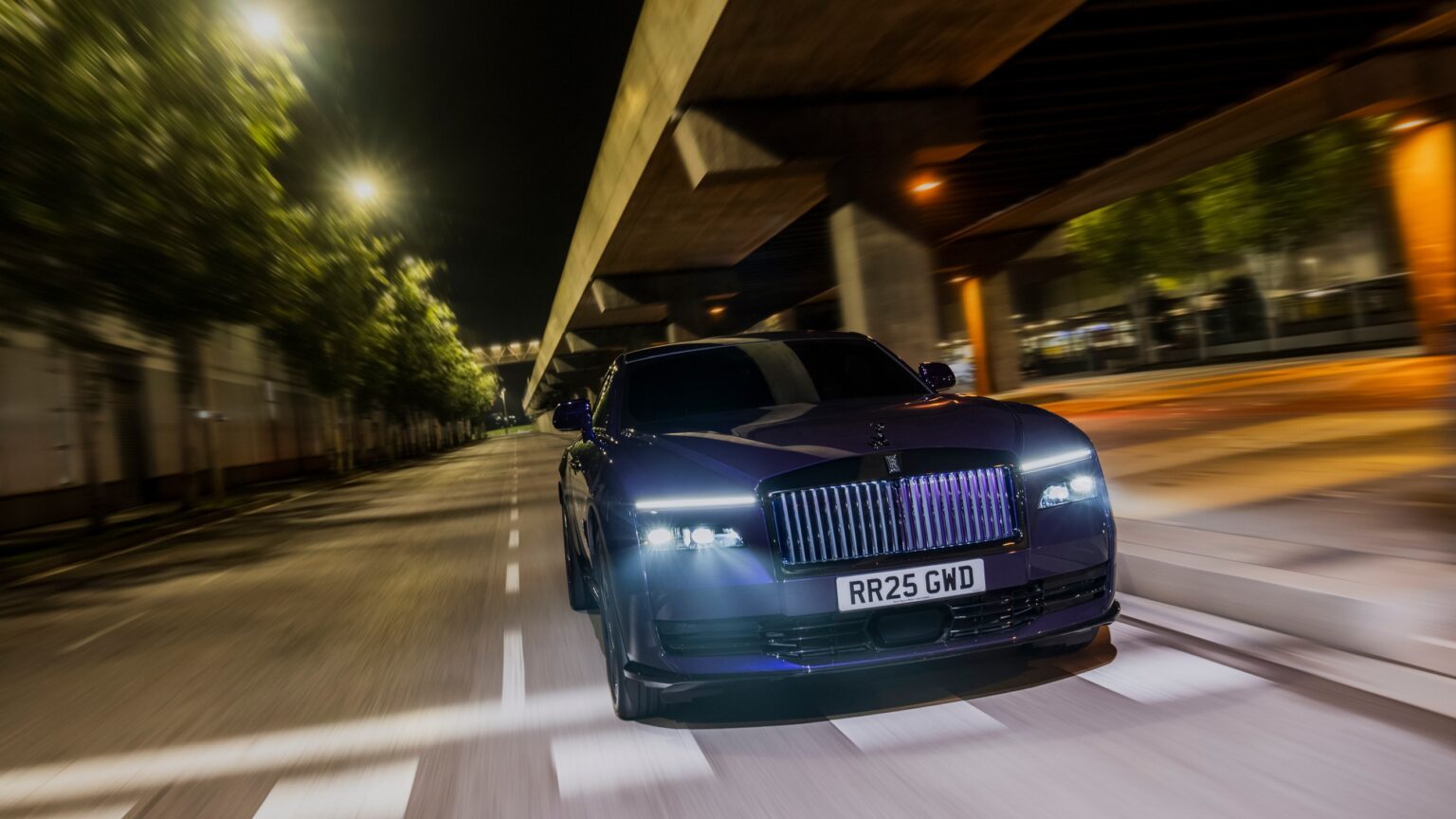 P90587837_lowRes_rolls-royce-black-ba