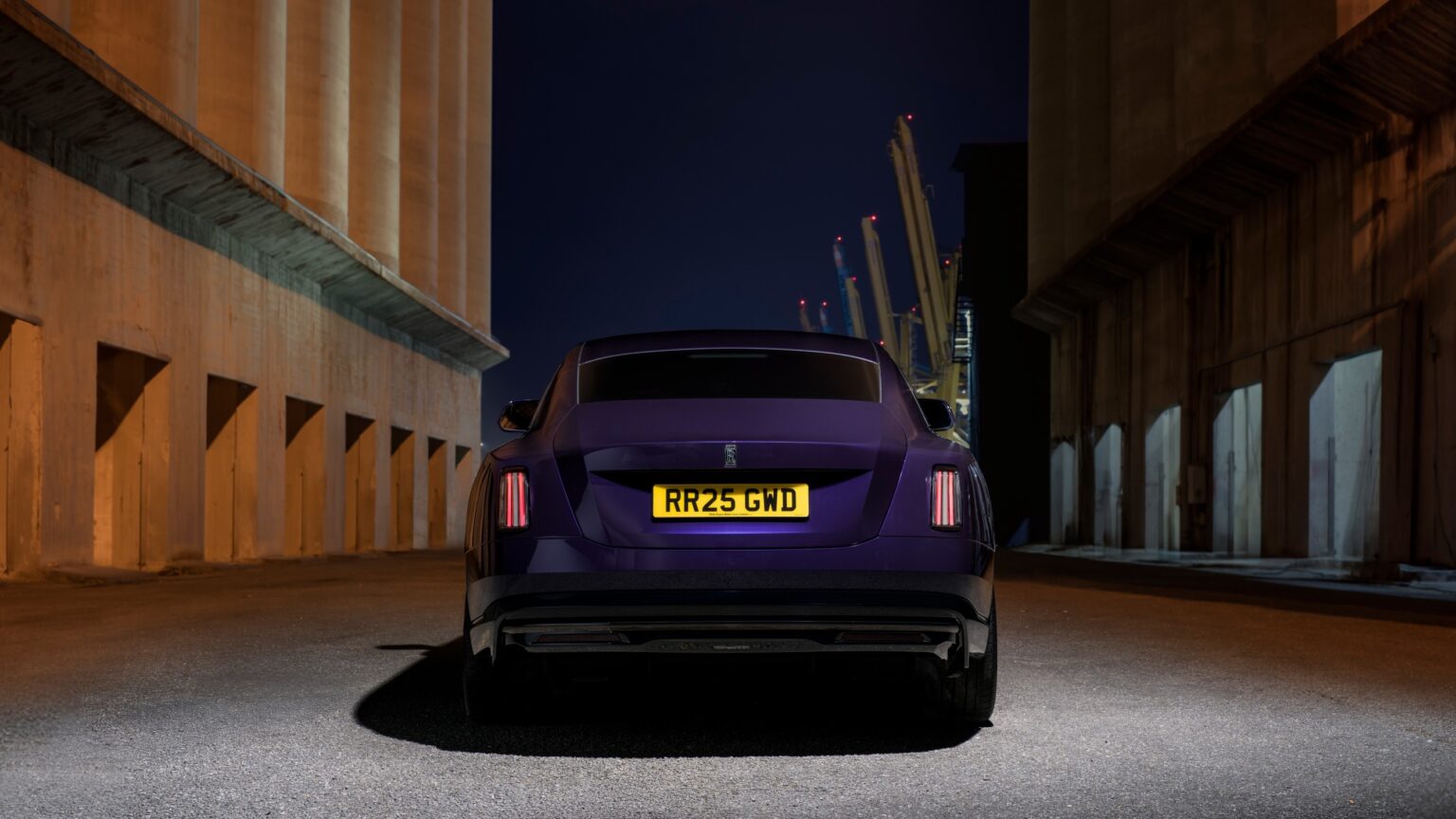 P90587838_lowRes_rolls-royce-black-ba