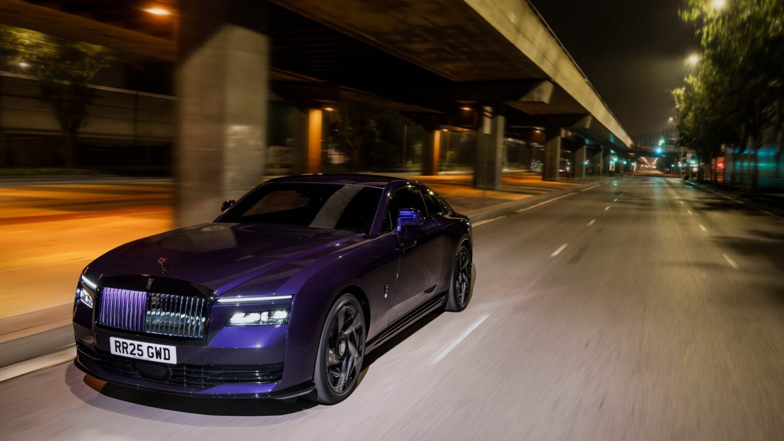 P90587839_lowRes_rolls-royce-black-ba