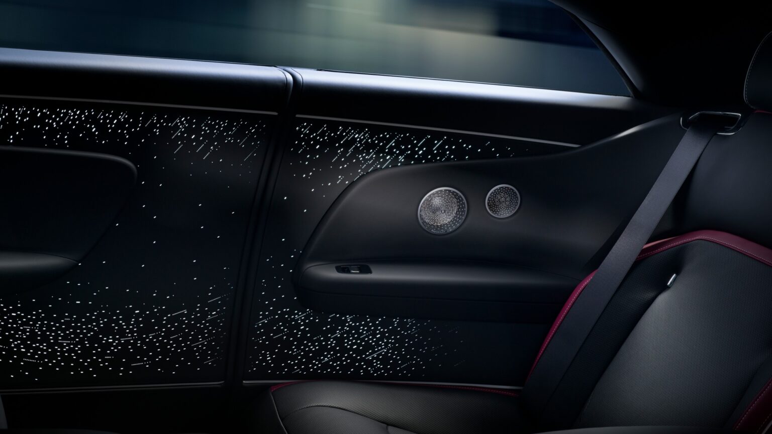 P90587840_lowRes_rolls-royce-black-ba